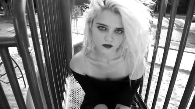 Sky Ferreira - Everything Is Embarrassing